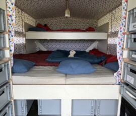 Schlafbereich mit Bett 2 x 1,8 m und Kinderbett 1,7 x 0,7 m