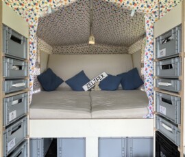 Schlafbereich mit Kinderbett als Sofa